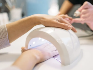 Lámparas para uñas bajo la lupa: advierten posibles riesgos para la salud